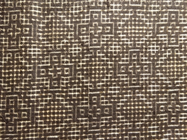 アンティーク　斜め格子に十字模様織り出し本場泥大島紬着物